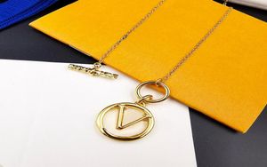Europe America Designer Fashion Style Necklace Lady Women Gold-colour Pendant Necklaces Hardware Engraved V Pendant Jewelry Sets Lover Gift1177107
