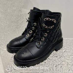 أزياء جديدة Martin Boots Women's Luxury Designer Lace Up Flat Bottom Motorcycle Quality Highline Leather Mid Mid Boots Short Mujer Chanes Designer Shoes CD