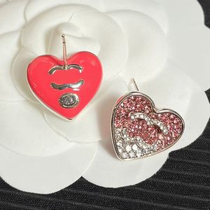 Orecchini a bottone da donna di design di lusso con perno Orecchini da donna in acciaio inossidabile placcato argento Orecchini a cuore in cristallo di alta qualità Gioielli da sposa Regalo di Natale in voga