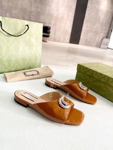 2024 NUOVE donne di estate in pelle sandali piatti casual Lady Indoor Beach scarpe di design di lusso femminile Boho pantofole open toe Hollow femminile marca scivolo G 35-42