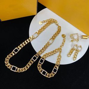 Designer smycken 18k guldpläterade set halsband armband örhängen ringar vintage alfabetet strass 925 silver stift örhängen med gul låda för presentfest resor