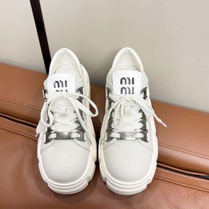 Miui Frühling Best-Qualität 2024 New Matsuke Dick Dicke Heim vielseitiger Sohle kleine weiße Schuhe für Mädchen und Jungen hochhöhe Punk-Stil kleine Lederschuhe