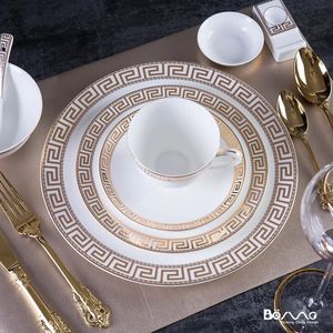 Diskplattor Fullt bordsartiklar av Bone China Gold Knife Fork Foram Ceramic Luxury Servering Food Dinner Set Assiette Cookware Set 231213