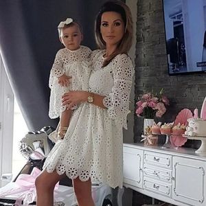 Rompers Fashion Mother Daughter Matching Clothing White Lace Hollow Out Dress Mom Kids Parentchild Outfits 231212