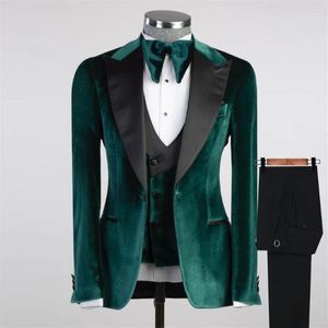 Herrdräkter senaste gröna män svart satin lapel brudgum bröllop tuxedos smala fit manliga prom blazers med tåg 3 stycken uppsättningar kostym homme