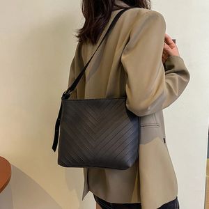 Borse da sera Borse a tracolla a tracolla retrò autunno e inverno per le donne Borsa in pelle PU nero marrone Borsa da donna Trend Borse di grande capacità 231213