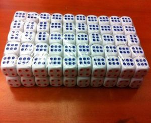 D6 14mm beyaz 6 taraflı zar kırmızı mavi nokta normal zar çanakları yüksek kaliteli dices içecek oyunu casino craps parti oynuyor dices n465372394