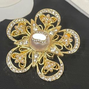 Broche Pinos Jóias Pin Broche Desinger Marca Carta Mulheres Homens Banhado A Ouro Aço Inoxidável Cristal Pérola Amantes Festa De Casamento Acessórios De Vestido Presente De Natal