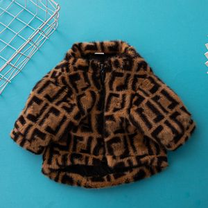デザイナーペットジャケットブラウンファージャケットブラックレターロゴ犬と猫の服ウィンターファッションウォームドッグコート