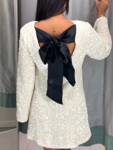 Mini abbigliamento da donna alla moda con paillettes lucide, fiocco a maniche lunghe, gonna corta unica, elegante abito da sera per le vacanze, aspetto da festa 231213