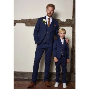 Rompers Parentchild Outfit 3 -stycken kostym pojkens eleganta singelbröst blazer västbyxor Set Mens Suits For Wedding Dad Kids Family Look 231212