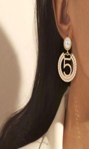 Lampadario pendente Moda Donna di alta qualità Orecchino di perla Gioielli Semplice Numero 5 Grande cerchio Orecchini pendenti dorati Tendenza femminile 2322499
