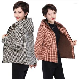여자 트렌치 코트 패션 면봉 된 여성 2023 짧은 겨울 다운 코튼 재킷 중년 어머니는 따뜻한 격자 무늬 외투 파카를 두껍게합니다.
