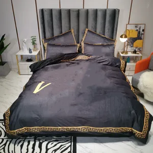 Inverno preto luxo queen size conjunto de cama designer 4pcs carta ouro padrão veludo capa edredão lençol com fronhas queen size edredons capas