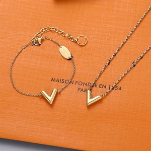 Classic Designer Pendant Charm Bracelets gold love V Necklace fashion Jewelrys Wristband plated letter simple heart Luxury Pendant2015