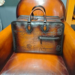 Ny stor storlek handväska bagagepåse tillverkad helt för hand med importerat läderembryo och manuell färgningsprocess. Övernattning av mönstrad läder resväska