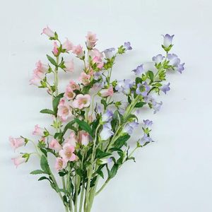 Dekorative Blumen, hoch, künstliche Campanula, Flieder, Rosa, natürlicher weicher Wind, für den Innenbereich, Heimdekoration, florale Pografie-Requisiten, Blumen.