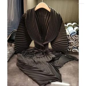 Kvinnors trenchockar Miyake Original Design Sense Nisch Bat Sleeve Lapel Tie In Long Pleated Coat Fashion Jacket Women 2023 Fall