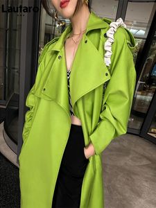 Mulheres Trench Coats Lautaro Primavera Outono Longo Oversized Verde Brilhante Faux Leather Trench Coat para Mulheres Cinto Solto Elegante Luxo Designer Roupas 231213