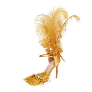 Sandaler 2024 Kvinnors sexiga strutsfjäderdekorativa sandaler lindade med remskor för europeiska och amerikanska modeveckor Walk Shoes 231213