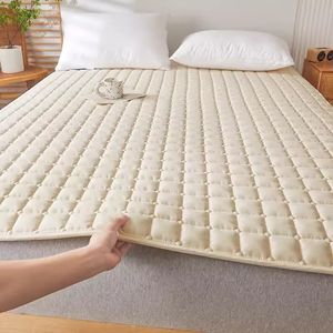 Bedspread Solid Color Bed Bedカバーキルティングマットレスパッド非滑り固定便利な洗濯可能なパッドダブルベッドスプレッド231214