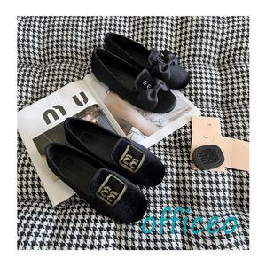 Design de marca de moda design novo estilo no início da primavera, sapatilhas de balé de moda clássica, mocassins de veludo MM no início da primavera, roupas INS para meninas.