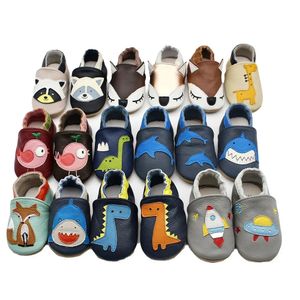 Primeiros caminhantes sapatos de bebê vaca couro bebe botas macias solas antiderrapantes calçados para criança infantil meninos e meninas chinelos 231213