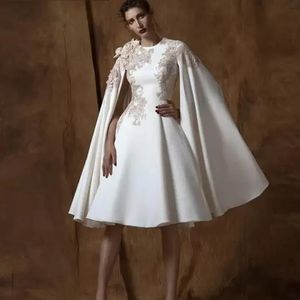 2024 Modern Little White Abiti corti da ballo Girocollo Manica corta Appliques Abiti da sera convenzionali in raso Abiti da celebrità Robe De Soiree