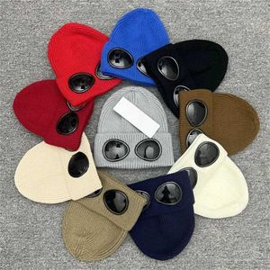 Nuovo designer di tendenza Berretto con teschio Occhiali con doppia lente Occhiali Cappello piccolo Cappello lavorato a maglia da uomo Cappello invernale da esterno Cofano nero e grigio. Quarantesimo