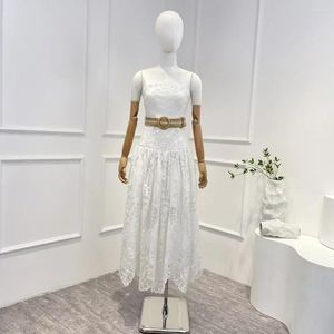 Sıradan Elbiseler 2023 Keten Üst Kalite Özet Vintage Zarif Hook Çiçek Hollow Beyaz Kolsuz Elastik Shirred Arka Kemer Kadın Midi Tüp
