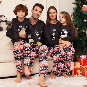 家族を一致させる衣装2024クリスマスアダルトキッズパジャマの服セットお父さんママと私のクリスマスムーススリープウェアパジャマ231213