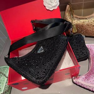 Designer -Tasche ikonisches Dreieck mit Fokus auf Details Nylon bestickter Schultergurt mit Diamant -Einbettungsbeutel