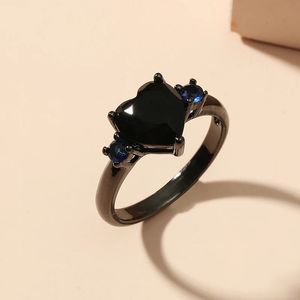 Bröllopsringar Obega Vintage Black Woman Rings Love Heart Charm Finger Ring Inlaid Zircon Rings for Women Wedding Engagement Jewelry Gift 231214