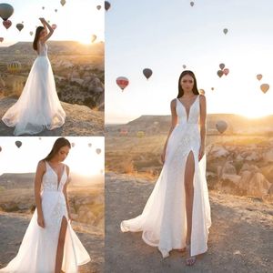 Eva Lendel Ultimi abiti da sposa Scollo a V Senza schienale in pizzo senza maniche Applique Bohemien con spacchi alti sulla coscia Abiti da sposa Abito da sposa a linea