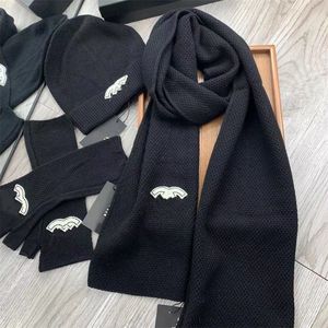 Stylish Men Womens Cashmere Designer C litera Scalf Hat Rękawe Schow Miękki dotyk ciepłe opakowania z logo tagi zimowe szale i hatsglowe zestawy