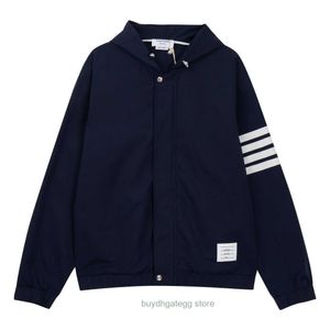 男性と女性のセーターファッションデザイナーThombrownsweatshirt Refort Topバージョン秋冬、新しい粗針羊ベルベットジッパーデタッチ可能なフード付きフーディーC