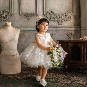 Elegante marfim flor menina vestidos jóia pescoço cetim sem mangas com laço apliques vestido de baile na altura do joelho feito sob encomenda para festa de casamento