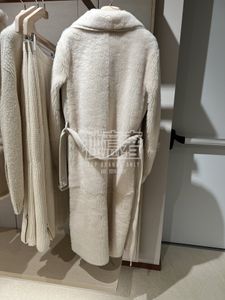 Женская меховая осенне-зимняя шуба Лоро Бежевое пальто Пиана