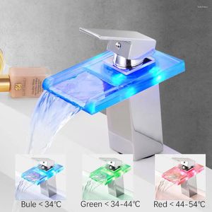 Rubinetti per lavandino del bagno Rubinetto per lavabo a LED e temperatura a cascata in ottone freddo Cambiano i colori del rubinetto in vetro montato sul ponte