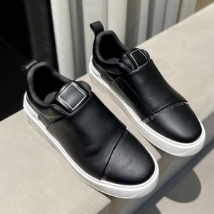 Sapatos casuais clássicos masculinos e femininos com design linha B dos principais blogueiros de moda em relevo