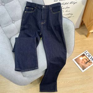 Auf Lager: „Ein Paar Jeans in Originalfarbe“ mit mittelhohem, geradem Bein und Hosen mit weitem Bein, die immer schlanker und modischer aussehen