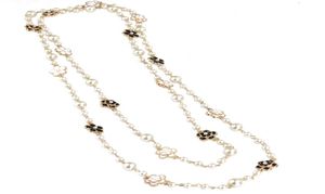 Collana di dichiarazione del maglione a lunga catena di perle bianche di fiori eleganti di nuovo stilista di lusso in stile classico per donna2802867
