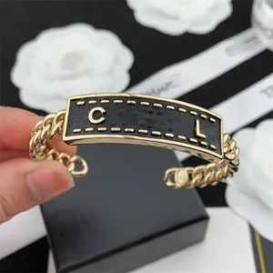 Designer Bangle C Märke manschett för lady high end ny stil bokstav svarta läder armband france romatisk gåva paris het försäljning manschett