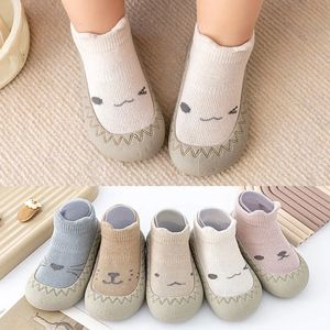 Primeiros caminhantes bebê meias sapatos infantil bonito dos desenhos animados crianças menino macio borracha sola criança piso sapatilha criança meninas walker 231213