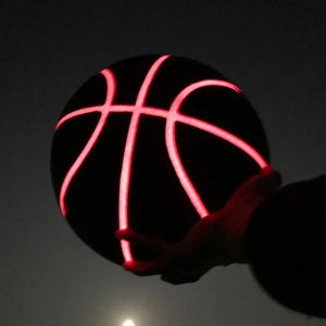 Kulki świecą w ciemnej koszykówce oświetlenie wewnętrznego na zewnątrz rozmiar 7 LED Basketball Pu skóra na noc Play Prezent 231213