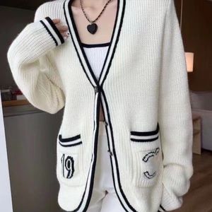 Cardigan lavorato a maglia di alta qualità con bottoni alla moda, 19 tasche, linea spessa, jacquard, maniche lunghe, cardigan retrò di lusso lavorato a maglia bianco nero