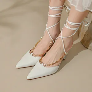 Sandalet ins moda beyaz deri gelin düğün ayakkabıları zincirleri tasarım ayak bileği kayış yüksek topuklu kayısı ofis bayan iş stiletto siyah