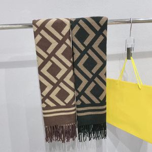 Um lenço moderno com uma mistura luxuosa de caxemira e seda dourada, apresentando padrões de bordas listradas que são quentes e versáteis