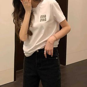 夏のコットンショートスリーブTシャツ女性スウェットシャツレターダイヤモンド刺繍クルーネックTシャツMIUデザイナーTシャツレディースプルオーバーシャ​​ツ