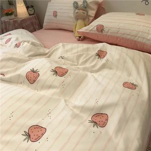 Yatak Setleri ins Kore Çilek Tavşan Seti Basit Çiçekler Yorgan Kapağı Düz ​​Yetişkin Çocuklar Kızlar Kawaii Yatak Keten Yastık 231214